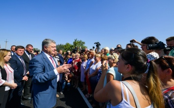 В Николаевской области Президент Украины Петр Порошенко осмотрел отремонтированную трассу «Т-15-08 Николаев-Снигиревка»