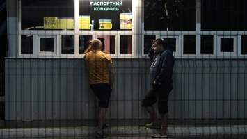Украинский пограничник порвал документы мужчины за желание переехать в Крым
