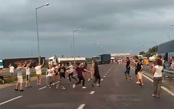 На украино-польской границе группа туристов устроила зажигательные танцы (ВИДЕО)