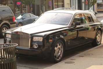 Седан Rolls-Royce Phantom получил версию с перегородкой в салоне