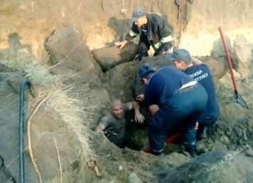В Одесской области спасли мужчину, который попал в песчаную ловушку