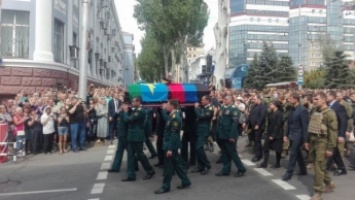 Похороны Захарченко: главарь боевиков "ДНР" погребен возле взорванных Гиви и Моторолы