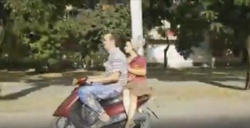 Экстремалы на дороге: супружеская пара без шлемов и «налегке» едет на мопеде с младенцем