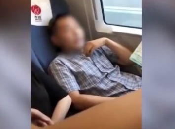 Китайцу запретили ездить на поездах за скверное поведение и притворство инвалидом