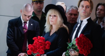 Она сильно плакала: Пугачева привезла всю семью на похороны Кобзона