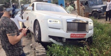 Новенький Rolls-Royce Ghost разбили в первую поездку