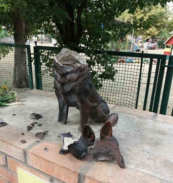 Сквер разбитых скульптур: в Бердянске вандалы в четвертый раз уничтожили скульптуру щенка