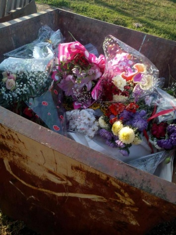 После первого звонка одесские мусорки наполнились цветами (ФОТО)