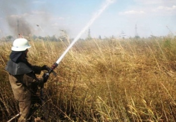 На Днепропетровщине пожарные пять часов тушили поле с сухой травой