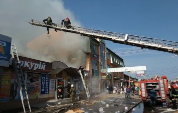 Как спасатели тушили крупнейший пожар на рынке в Полтаве. Видео