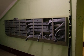 Омич сломал почтовые ящики, чтобы зафиксировать дверь в подъезде
