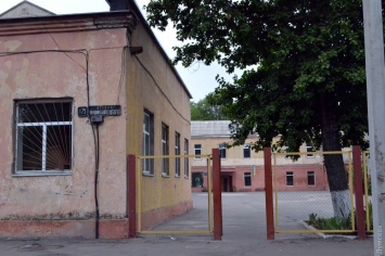 Учеба в ободранных стенах с плесенью: в школе на одесской Пересыпи не успели закончить ремонт к 1 сентября