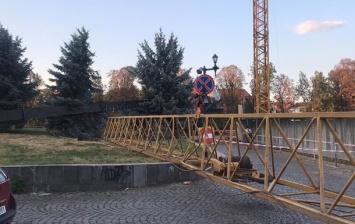 В центре Ужгорода упал строительный кран