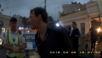 Пьяный водитель совершил ДТП в центре Одессы и утверждал, что он Алла Пугачева. Видеофакт