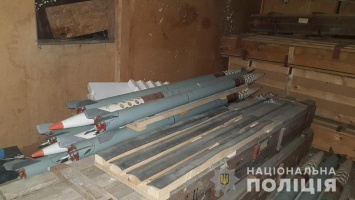 Ракеты «земля-воздух», 18 ракетных комплексов и пусковая установка: в Одесской области нашли арсенал оружия. Видео