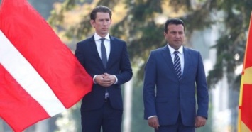 Канцлера Австрии ошибочно встретили латвийским флагом в Македонии (фото)