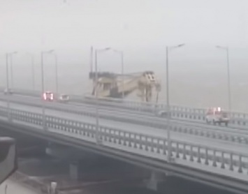 В Крымский мост врезался кран. ВИДЕО
