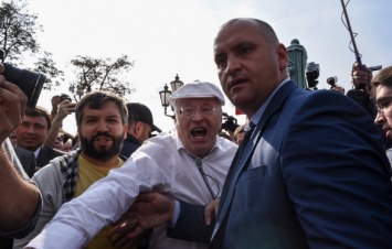 Cкандальный Жириновский на камеру избил протестующего в Москве, ответ не заставил себя ждать
