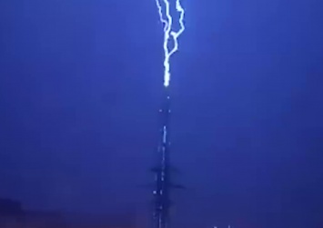 Молния поразила самое высокое здание Европы: впечатляющее видео