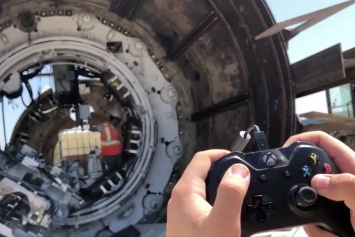 Работники Илона Маска управляют огромными машинами контроллером для Xbox