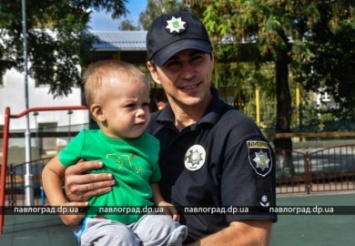 Обними ребенка: полицейские Павлограда присоединились к флешмобу