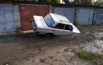 В Харькове авто провалилось в яму с водой