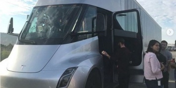 Грузовой автомобиль Tesla Semi вышел на дороги США