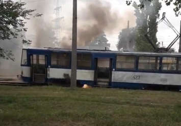 Прокатились с огоньком: в Запорожье на ходу загорелся трамвай (ВИДЕО)