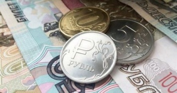 Впервые за 2,5 года курс рубля снизился до рекордной отметки 81 рубль за евро