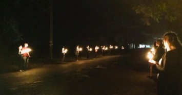 В Кучиновке живым коридором со свечами встретили погибшего на Донбассе бойца (фото, видео)