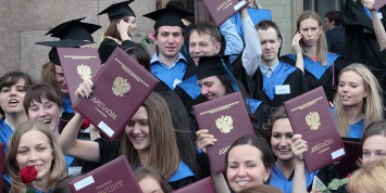 Молодой москвич зарабатывает меньше сверстников в Чечне и на Чукотке