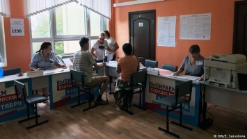 "Карусели", "вертолеты" и "пьяные голоса" - как прошли выборы в России