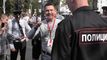 В Пскове приковавшего себя к столбу активиста арестовали на трое суток
