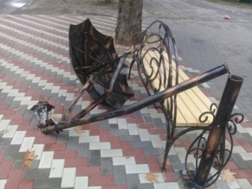 В Николаеве вандалы разрушили арт-объект возле Дома художников