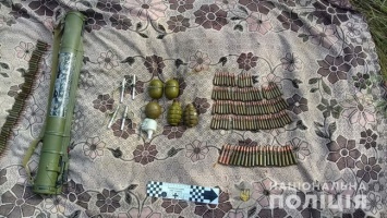 На Днепропетровщине в куче строительного мусора полицейские обнаружили боеприпасы