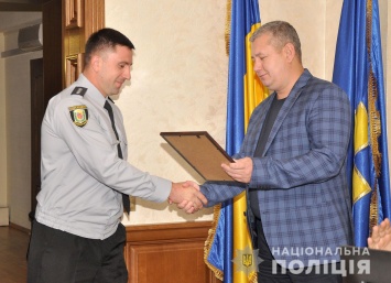 Полтавским полицейским, задержавшим вымогателей, вручили награды (фото)