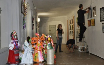 Художественный музей приглашает гостей и жителей нашего города на выставку херсонкой мастерицы