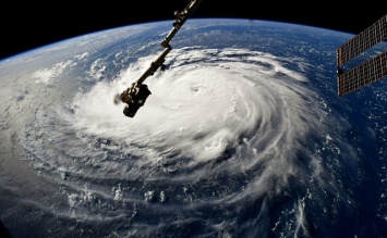 На США надвигается мощный ураган: адскую воронку показали с космоса