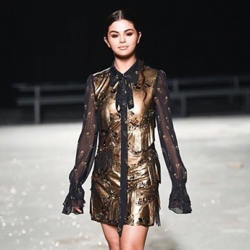 Селена Гомес в блестящем мини-платье стала звездой шоу Coach на Неделе моды в Нью-Йорке