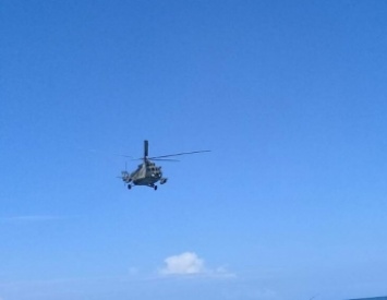 Вертолеты, пролетающие над побережьем Кирилловки, запечатлели отдыхающие (фото)