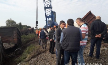 В Харьковской обл. грузовые вагоны въехали в пригородный поезд, есть пострадавшие