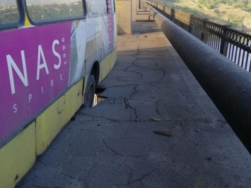 Двойная авария на мосту: объезжавший ДТП автобус продырявил дорогу