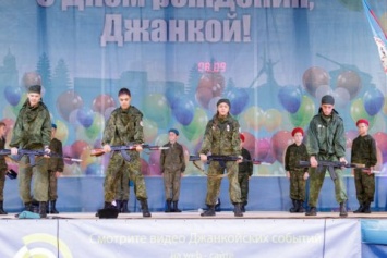 На День города в Джанкое дети показывали милитаристские сценки с убийствами