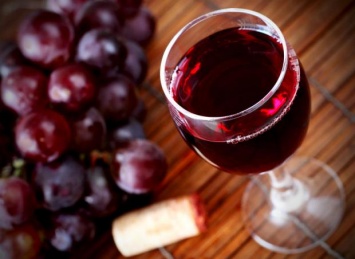 Медики рассказали, какие болезни боятся красного вина