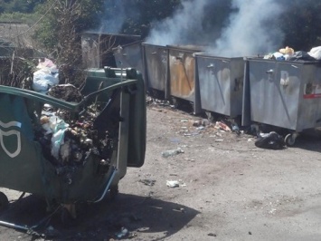 Запорожцы массово уничтожают мусорные баки