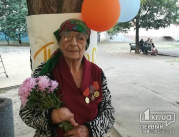 Танцами и песнями 100-летняя криворожанка порадовала гостей на собственном юбилее