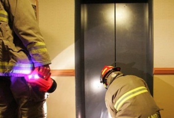Женщина звала на помощь из застрявшего лифта