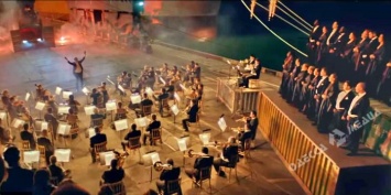 В порту Одессы сняли эпичную рекламу с оркестром (видео)