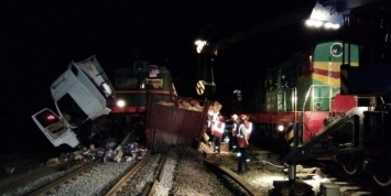 Во Владимирской области поезд протаранил грузовик