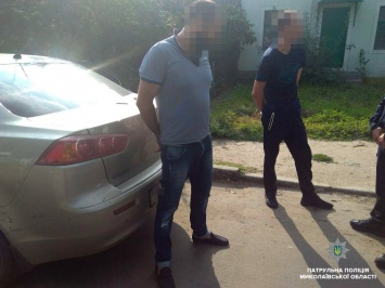 В Николаеве патрульные задержали двух грабителей